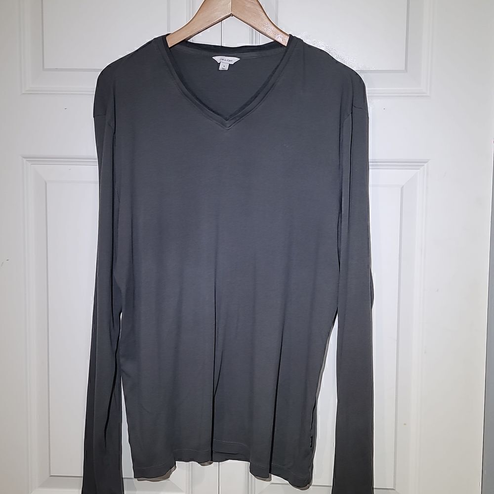 Calvin Klein Men's Long Sleeve Ribbed V-Neck Gray Shirt